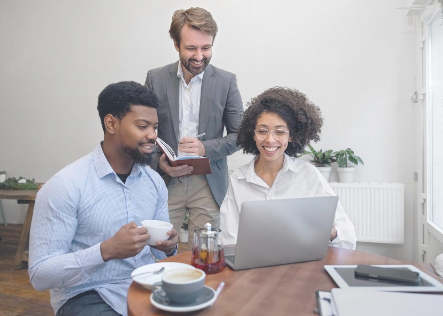 Estudiante trabajando con análisis de datos financieros en múltiples pantallas